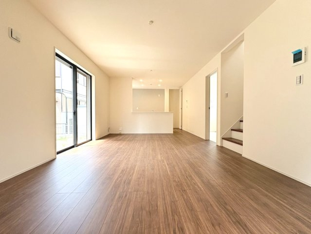 リーブルガーデン　各務原市鵜沼朝日町第2　全1区画分譲の居間・リビング|明るい日差しをふんだんに取り込んだリビングダイニングは家族の笑顔につつまれた素敵な空間になります。
一建設の家は精度が高く丈夫な工法を採用し、「住宅トップランナー基準」に対応しています。