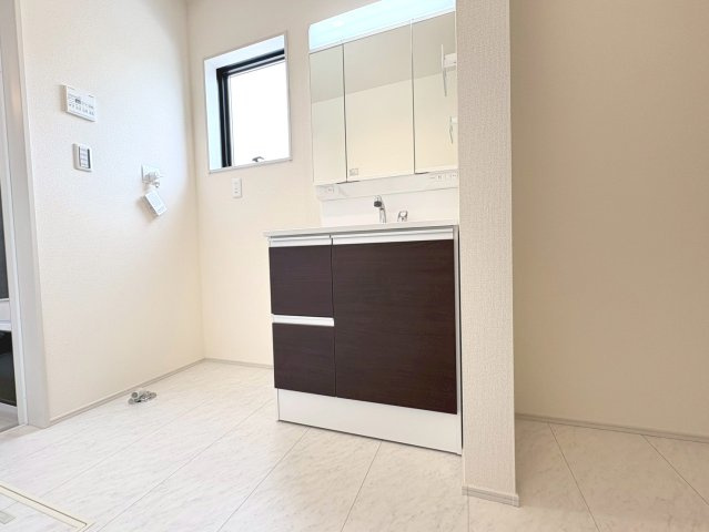 リーブルガーデン　各務原市鵜沼朝日町第2　全1区画分譲の独立洗面台|洗面化粧台 幅 750mm、軽く割れにくい洗面ボールと場所をとらないコンパクト設計の本体キャビネットです。
ミラー扉の内側は全て収納スペースです。リフトアップシャワーを採用し両手が自由に使えます