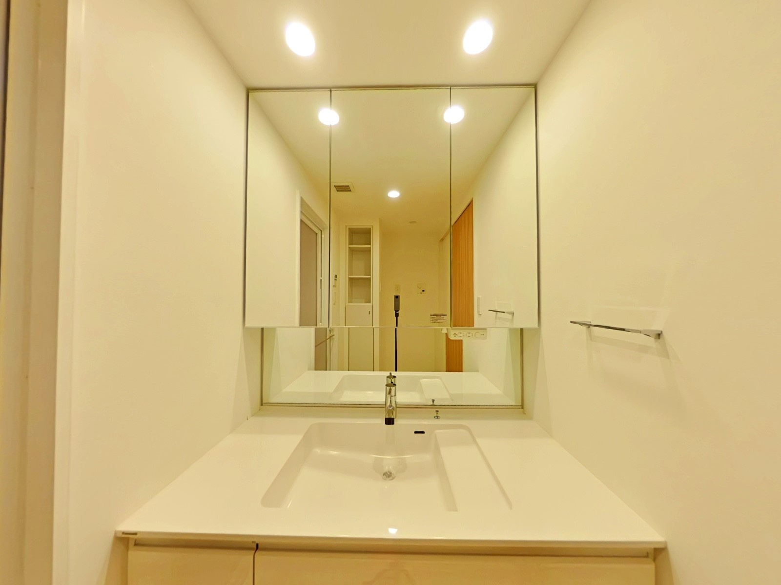 アルファステイツ野田Ⅲの独立洗面台|乱雑になりがちな洗面台は、幅1200mmあり、また洗面収納を設置することにより有効的にスペースを利用することが可能です。