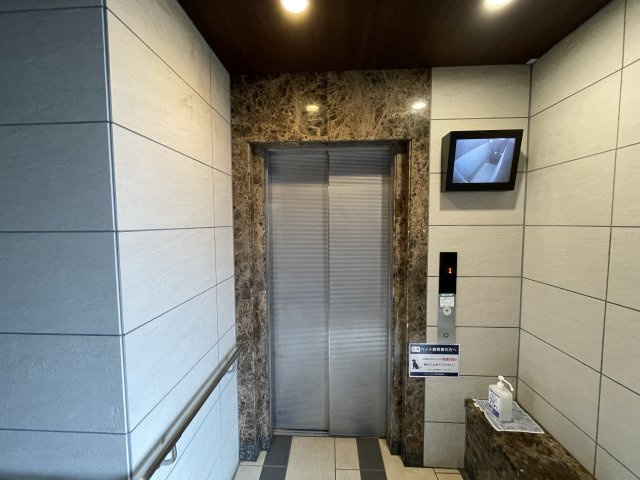アルファステイツ野田Ⅲのその他共用部分|当マンションにはエレベーターを1機搭載しております。見た目も石目調で高級感があり、監視モニターを設置することにより中の様子が伺えるので防犯面・安全性にも優れております。