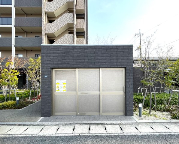 アルファステイツ野田Ⅲのその他|無機質になりがちなごみ置き場なのに、周りの植栽とも合っており外構の一部として成立しています。扉の色味や質感が落ち着いていて高級感があるので、「ごみステーション感」をいい意味で感じさせません。