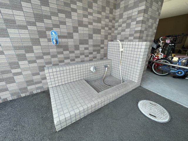 アルファステイツ野田Ⅲの設備|ペットの足洗い場になります。ペットにもやさしく、清潔感を保ちやすい便利設備です。