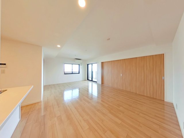 アルファステイツ野田Ⅲの居間・リビング|こちらのリビングは21.7帖あります。南東向きで日当たりが良く、明るく開放的な空間です。風通しも良好です。