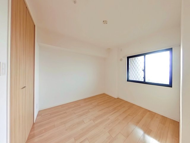 アルファステイツ野田Ⅲの洋室|南西側の洋室になります。お部屋の広さは5.6帖あります。ウォークインクローゼットもあり、収納スペースも豊富です。