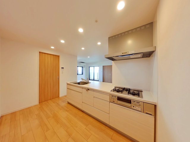 アルファステイツ野田Ⅲのキッチン|人造大理石のカウンターは耐水性と耐汚性に優れており、メンテナンスもしやすいです。また3口ガスコンロでお料理も効率的に行えます。キッチン部分は広さが5.0帖あります。