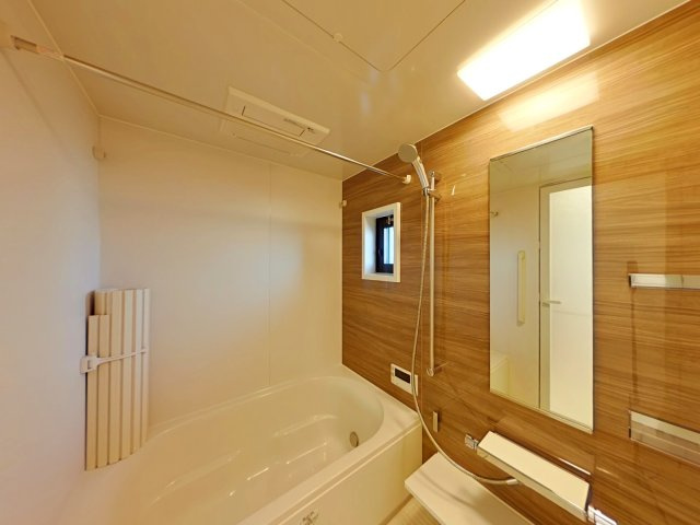 アルファステイツ野田Ⅲの浴室|浴室には換気暖房乾燥機がついており、換気可能な倒し窓もございます。倒し窓はバルコニーに面していることから防犯面での心配もございません。