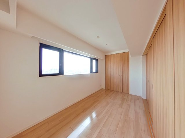 アルファステイツ野田Ⅲの洋室|リビング横の洋室になります。南側に面しており採光良好です。また、可動棚・物入も設置されてます。リビングとは4枚引き戸で仕切られており、リビングを広々利用したい際にも対応可能です。