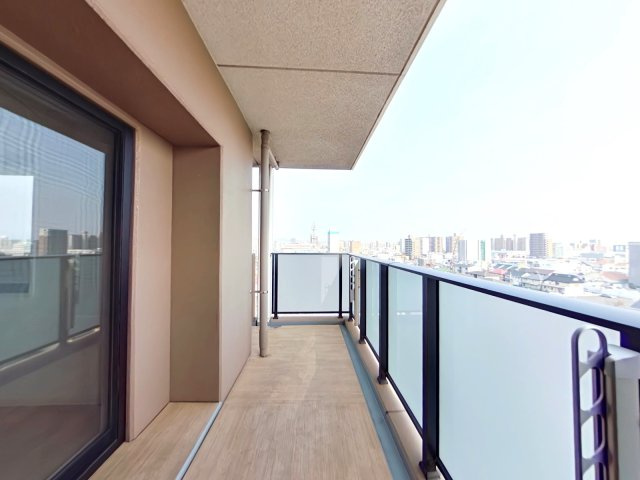 アルファステイツ野田Ⅲのバルコニー|南東向きのL字バルコニーになっており、９階部分のため眺望・採光・風通し共に良好です。