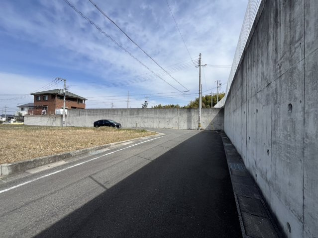 尾生町七丁目　土地の前面道路含む現地写真