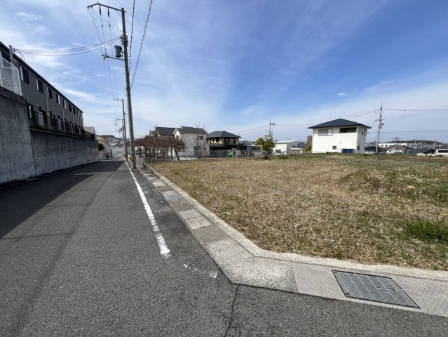 尾生町七丁目　土地の前面道路含む現地写真