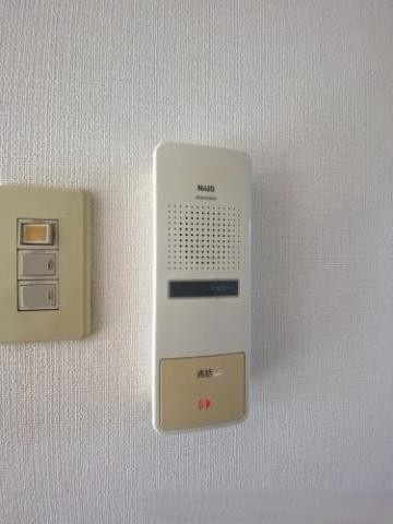 もくせい館のセキュリティ|インターホン付き。ＴＶモニターホン新設。
角部屋、床下収納付き