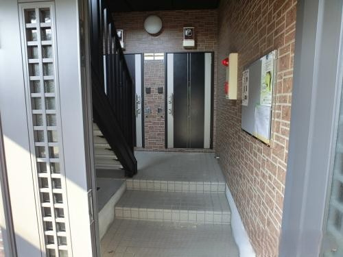もくせい館のエントランス|☆新婚様へおすすめ物件☆閑静な住宅街でゆっくりと
過ごせる環境です。カウンターキッチン♪