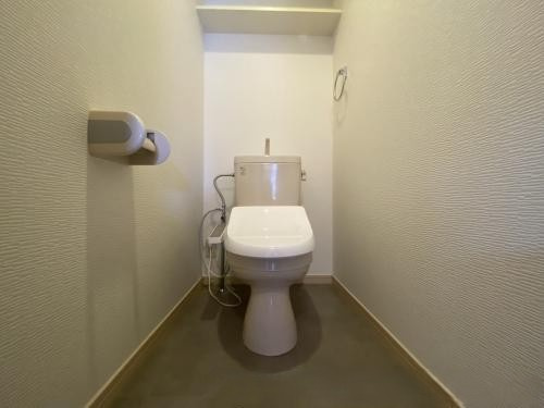 もくせい館のトイレ|【おすすめ物件】トイレ（温水洗浄便座・手洗いカウンター付き）、
とても綺麗で清潔感があります♪