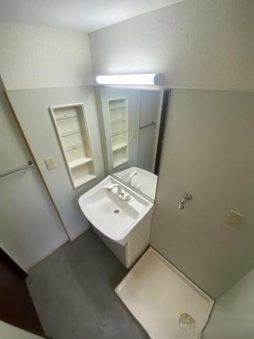 もくせい館のトイレ|広々室内洗濯置場、洗面化粧台（ワイドシンク）
使い勝手が良いです♪
