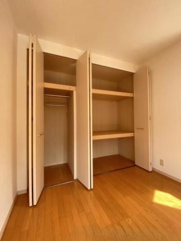 もくせい館の収納|【洋室】オールフローリング、洋室６帖、広々
クローゼット完備　荷物の多い方でも安心♪