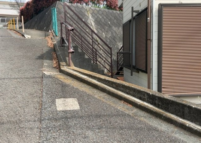 【中庭】 | 森埜ハイツ | 中庭（パティオ）とは、一つの建築物の内部に設けられた、壁などで囲われている庭のことを指します。コの字型、ロの字型が主流ですが、L字型の中庭もあります。最近では、インテリア性の高さからも人気があります。