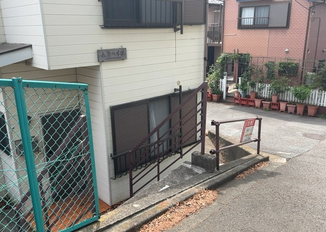 【ロビー】 | 森埜ハイツ | ロビーというと、エントランスと何がちがうの？と思いますよね。実はロビーとエントランスには明確な決まりはありません。物件によっては、エントランスを入って広がるある程度の広さのある空間がロビーとなります。