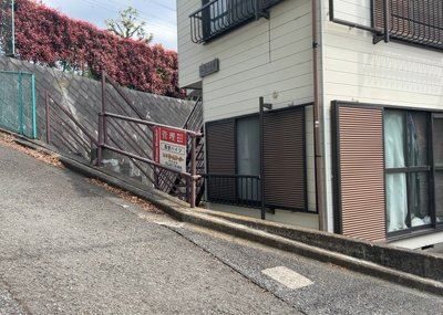 【外観】 | 森埜ハイツ | 隣家の土地はどうなっているのか、生活利便施設が近くにあるのか、学校まで近いかなど、お客様のライフスタイルにあわせたイメージが重要です。また、近くにあると困る施設が近くにないかも確認するといいでしょう。