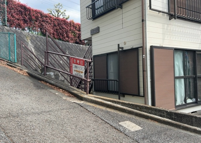 【外観】 | 森埜ハイツ | 隣家の土地はどうなっているのか、生活利便施設が近くにあるのか、学校まで近いかなど、お客様のライフスタイルにあわせたイメージが重要です。また、近くにあると困る施設が近くにないかも確認するといいでしょう。