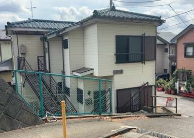 【外観】 | 森埜ハイツ | 道幅が広い場所は日当たりや風通が良好です。幅が広いのですれ違いも可能ですし大きな車でも駐車可能！一方で、大型車が通ることも多くなるため交通量の増加により騒音に繋がります。また土地の値段が高くなります。