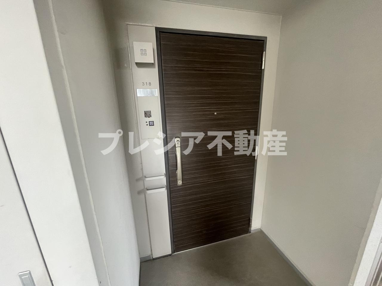 甲子園三番町ハイツの玄関
