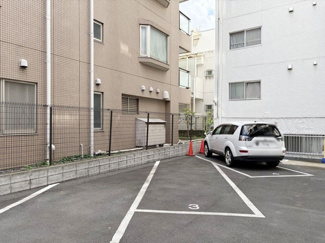 【駐車場】 | マンションの駐車場スペース。空きの有無や駐車料金、サイズ規定などについては、改めてお問い合わせください。～即日のご見学可能～　お問合せはお気軽にどうぞ。
