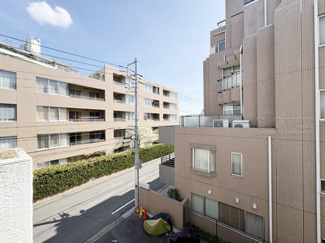 【展望】 | 眼前に広がる空の雄大さと、このお部屋の自慢の一つである「眺望」をご覧ください。毎日、この景色を独り占めできる新生活に夢が広がります。～即日のご見学可能～　お問合せはお気軽にどうぞ。