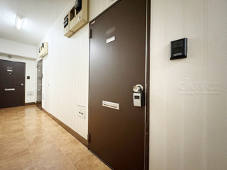 【その他共用部分】 | 皆様をお迎えする、お部屋の玄関ドア。開けやすさや開放角度、ドアノブの操作しやすさや鍵の形状などを、現地で一度ご確認ください。～即日のご見学可能～　お問合せはお気軽にどうぞ。