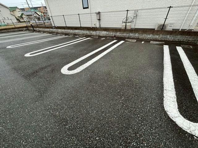 グラース・アンジュAの駐車場