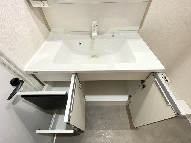 コスモ二条の洗面所|洗面台下収納
洗面台下には開き戸収納に加え引き出しもあり、用途に応じてすっきり整理できます。