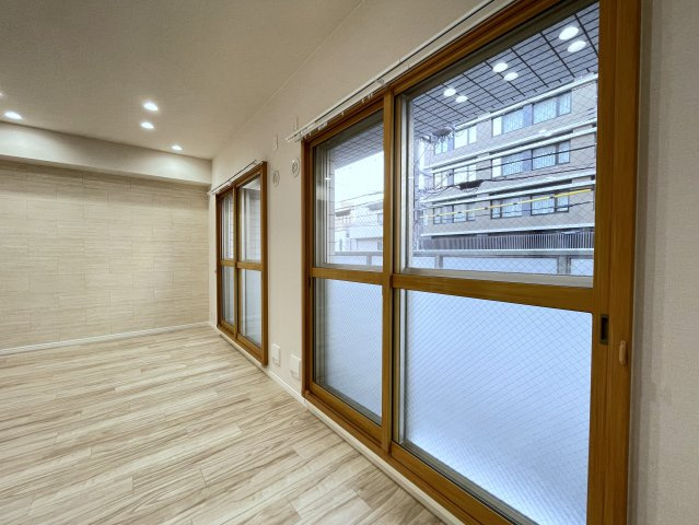 コスモ二条の内装|リビング箇所
外気の影響を受けにくく、騒音も軽減する二重サッシ仕様。快適性に配慮した住まいです。
