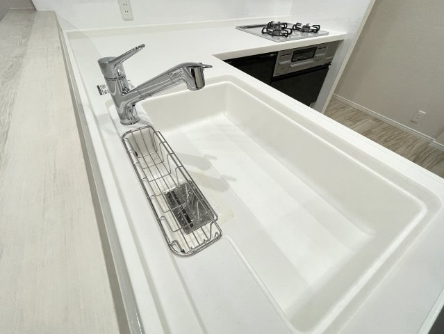 コスモ二条のキッチン|浄水機能付き
浄水機能付き水栓一体型で、キッチン空間をすっきり保ちながら快適にお使いいただけます。