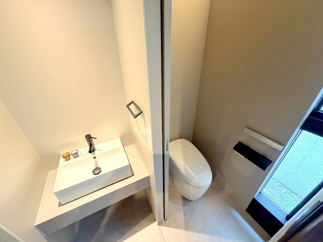 あきる野市草花　デザイナーズ新築住宅のトイレ