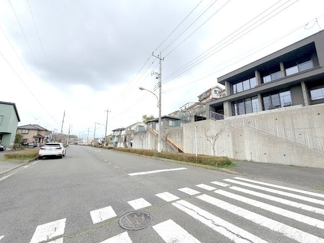 あきる野市草花　デザイナーズ新築住宅の前面道路含む現地写真