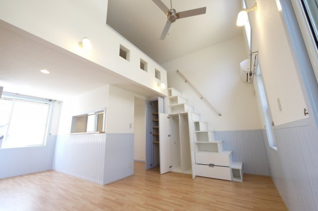 プリマＳＡＫＵＲＡ　壱番館の居間・リビング|階段下も収納なんて利便性良すぎ