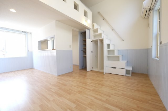 プリマＳＡＫＵＲＡ　壱番館の居間・リビング|大型ロフト＆オープンキッチン