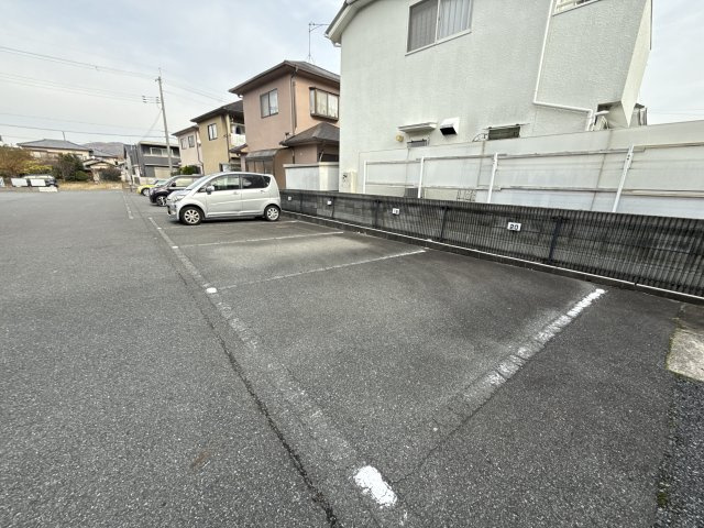 リヴェール田寺の駐車場