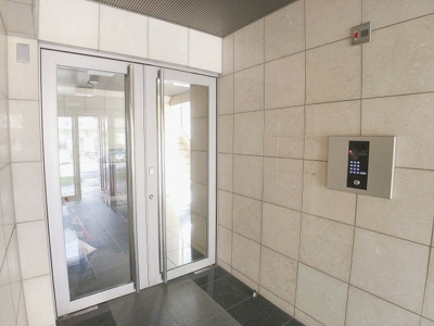 【エントランス】 | グリーンパーク新瑞【名古屋市賃貸・シャッター付駐車場】