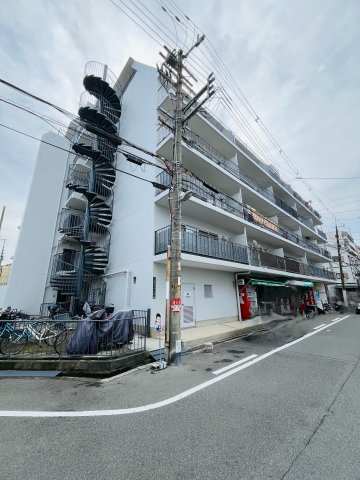 【外観】 | 緑橋パインリッチ | ホワイト基調にシックにまとめたリノベ1LDK！開放感を演出するガラス建具