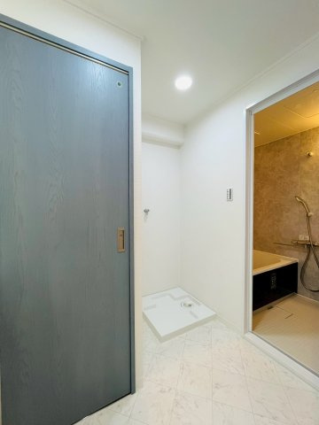 緑橋パインリッチの洗面所|洗濯機から床への漏水を防ぐことが出来る防水パン設置済み。