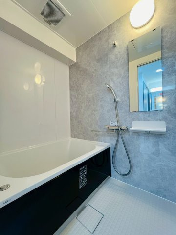 【浴室】 | 緑橋パインリッチ | 石調のアクセントパネルが雰囲気のあるユニットバス。