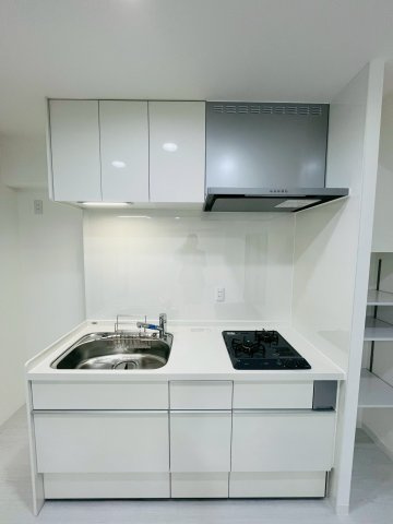 緑橋パインリッチのキッチン|お部屋に合わせたホワイトのシステムキッチン。