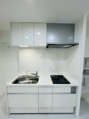 【キッチン】 | 緑橋パインリッチ | お部屋に合わせたホワイトのシステムキッチン。