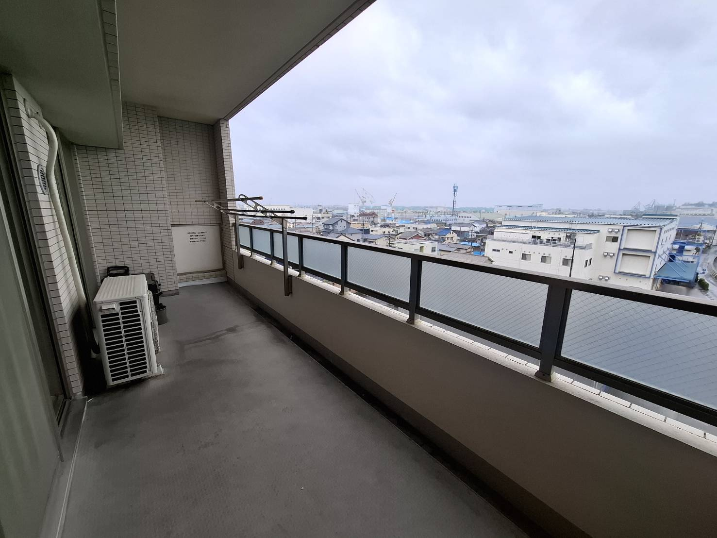 キララシティコート　静岡市清水区港町２丁目のバルコニー|外の景色や空気を感じられ、広いバルコニーがもたらす安心感と快適性・心のゆとり・開放感を得られます