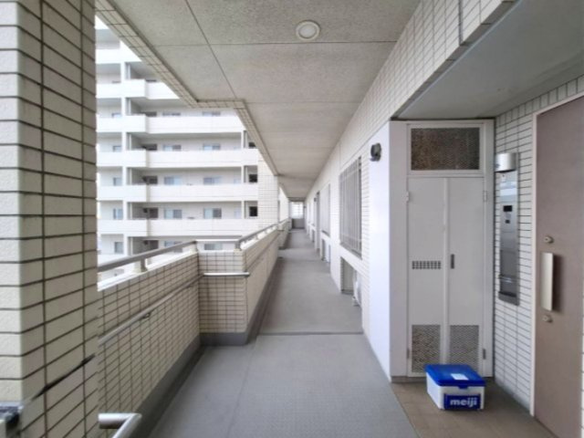 キララシティコート　静岡市清水区港町２丁目のその他共用部分|廊下が広く、大きな荷物や家具、ベビーカー、車椅子などを運ぶ際、通行の妨げになりにくくスムーズです