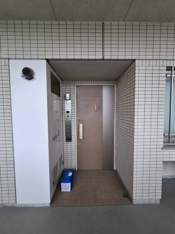 キララシティコート　静岡市清水区港町２丁目の玄関|共用廊下から玄関が少し奥まった位置にあるため、ドアの開閉時に室内が見えにくくプライバシーが保たれます