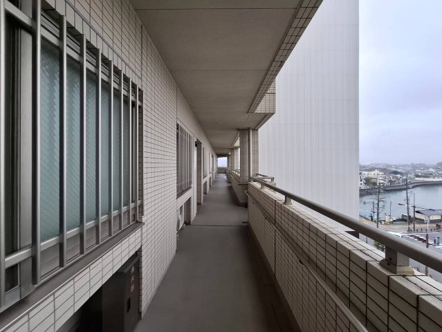 キララシティコート　静岡市清水区港町２丁目のその他共用部分|共用廊下が広いため家族や近隣住民とすれ違う際にストレスを感じず、すれ違いがスムーズに行えます