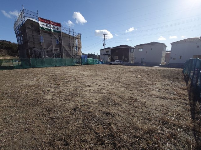 いわき市好間町上好間分譲地。陽当たり良好！南面整形地　建築条件なし　不動産プラスの外観|敷地内北側から南側を向いた写真です。陽当たりの良さをご確認ください。