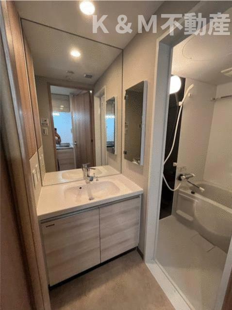 セントラルオークの独立洗面台|独立洗面台、朝の身支度には欠かせません