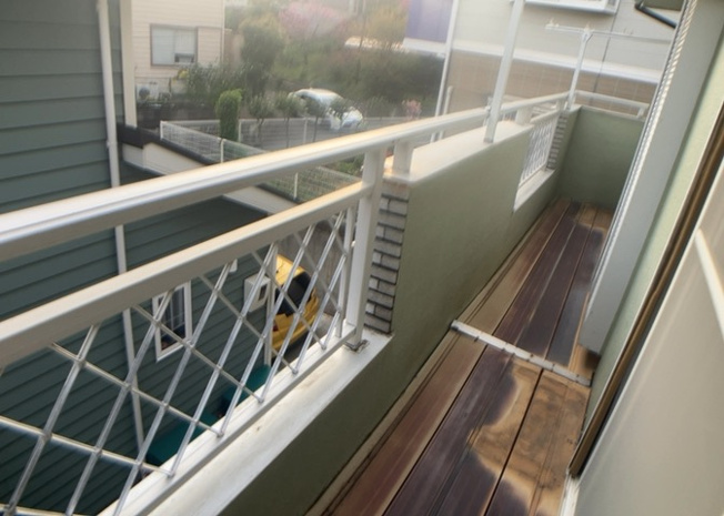 【バルコニー】 | バルコニーは、室外の専用スペースのうち、「屋根がなく開放された空間」であるものを指します。ベランダより広いタイプのものが多く、日当たりもよいため家庭菜園などを楽しみたい人にとって適した環境となります。
